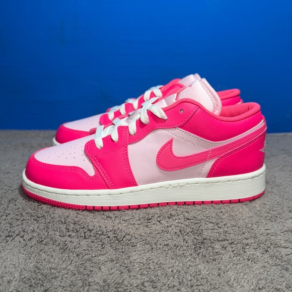 Jordan 1 low
'Valentine’s Day'
Brand new - Picture 2 of 11